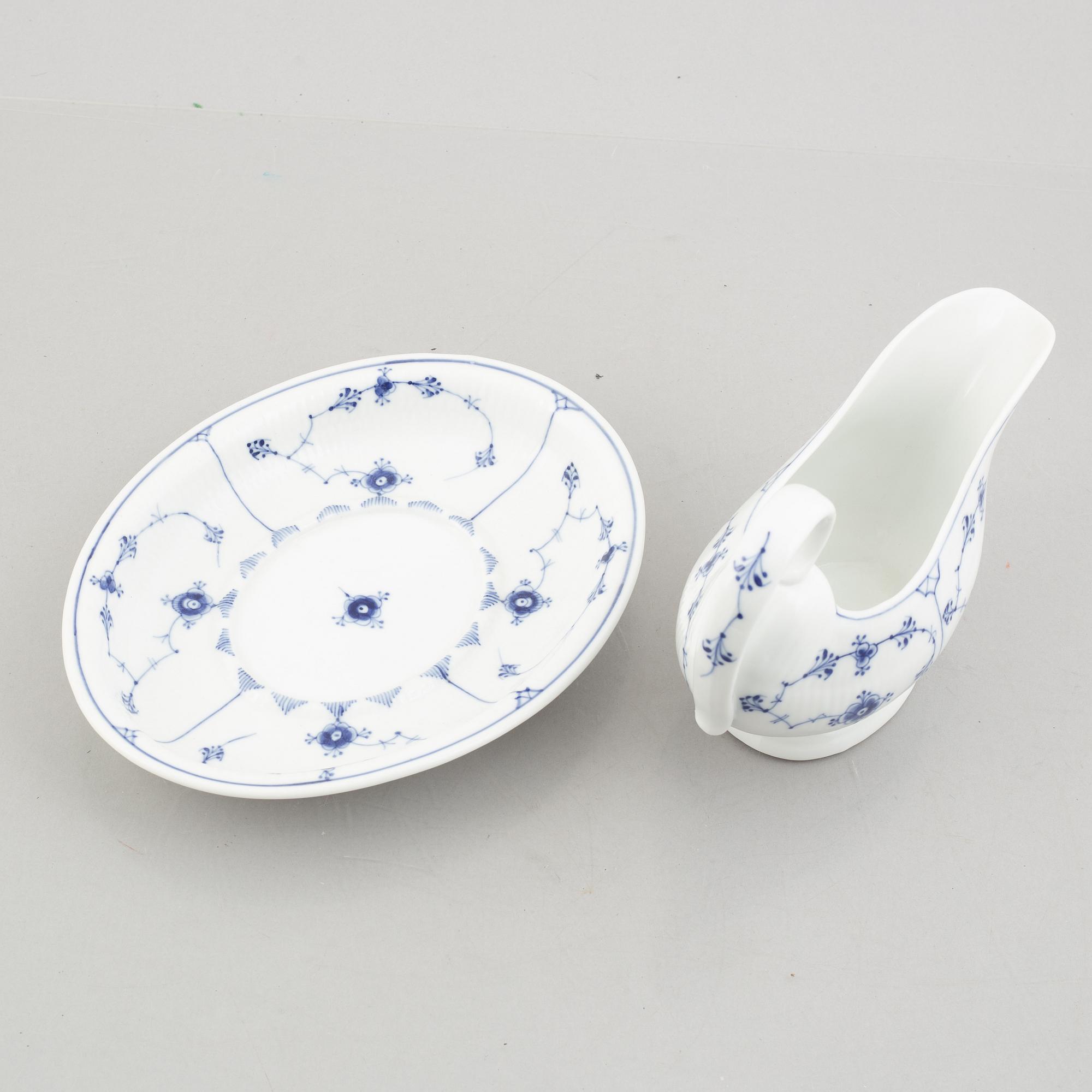 A 'Blue Fluted' / 'Musselmalet' porcelain sauce boat with stand, Royal Copenhagen, model 407, 1893-1900 and 19th century.