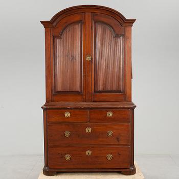 SKÅP. Gustaviansk stil.