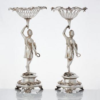Gustaf Möllenborg, praktskålar, ett par lika, silver, Stockholm 1832. Nyrokoko.