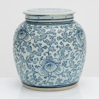 A blue and white jar with cover, late Qing dynasty, end of 19th century.