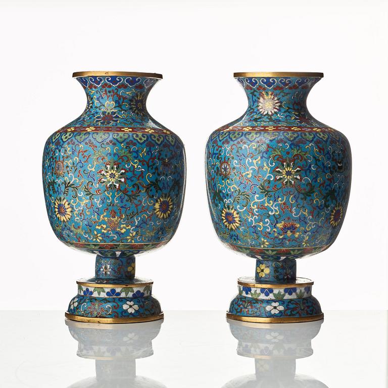 A pair of cloisonné vases, late Qing dynasty.