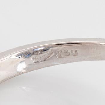 Ring 18K vitguld med en cushionformad fasettslipad safir 5.91 ct.