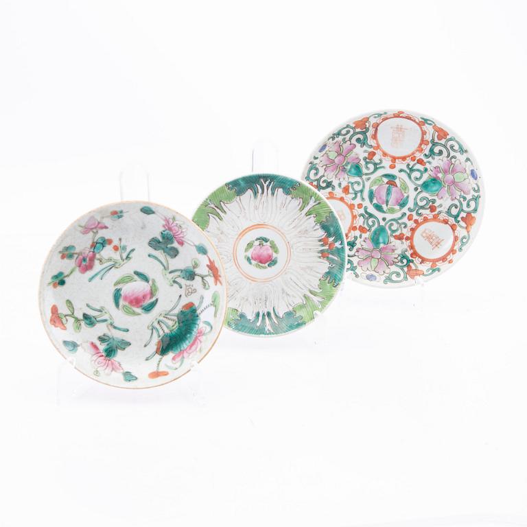 A set of 18 Chinese porcelain plates 19th/20th century.