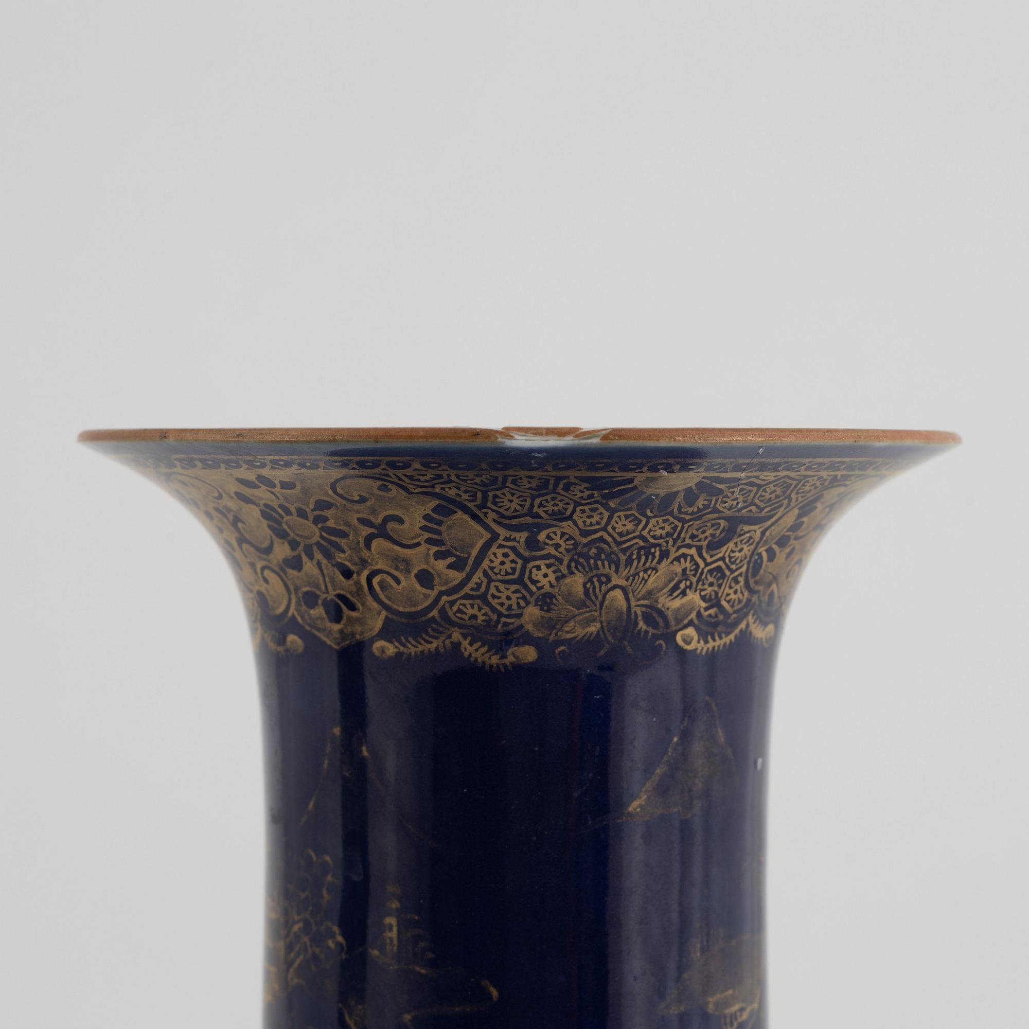 Trumpetvaser, ett par, porslin. Qingdynastin, 1700-tal.