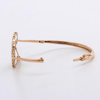 BANGLE 14K gold w brilliant-cut diamonds approx 1,3 ct in tortal, opens w a hinge.