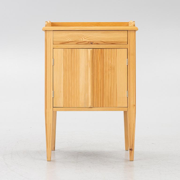 Bedside table/commode, Gustavian style, contemporary manufacture.