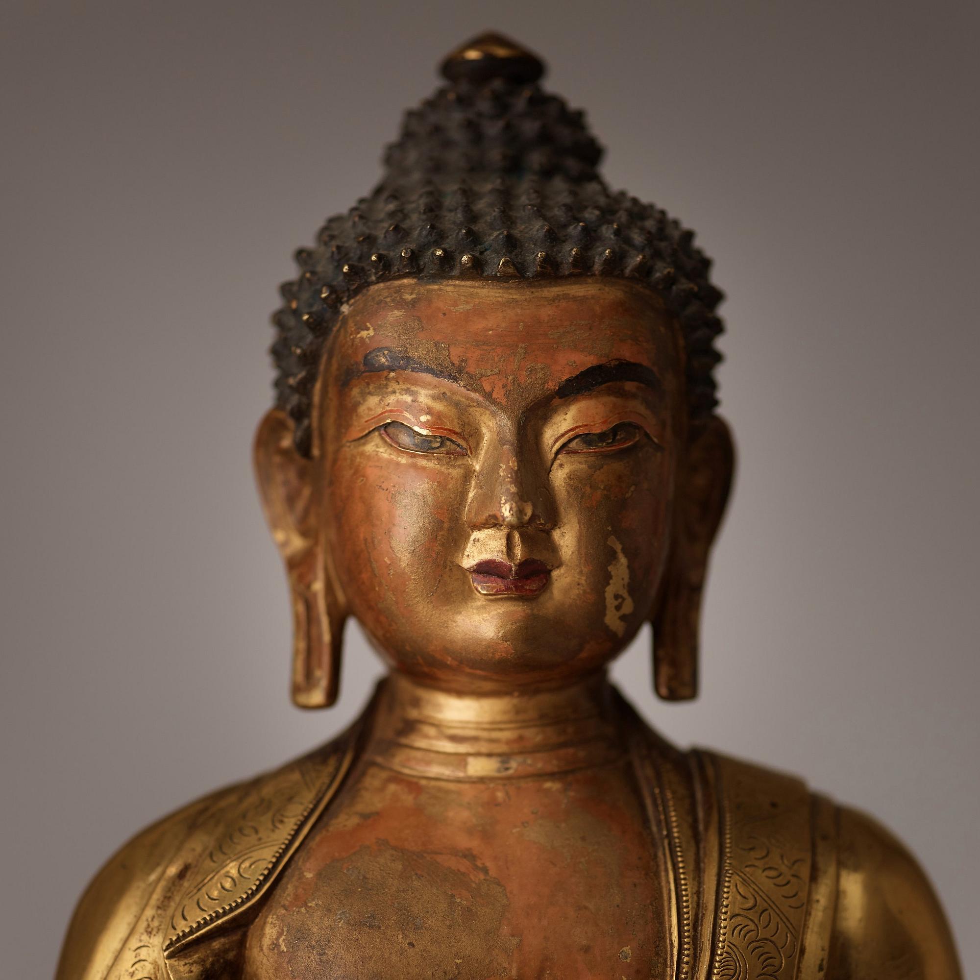 BUDDHA, förgylld brons. Sinotibetansk, föreställande Shakyamuni Buddha, Qingdynastin, omkring år 1800.