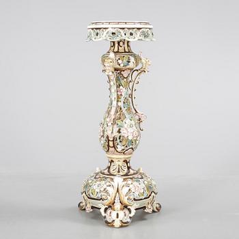 PIEDESTAL, porslin, 1900-talets första hälft.