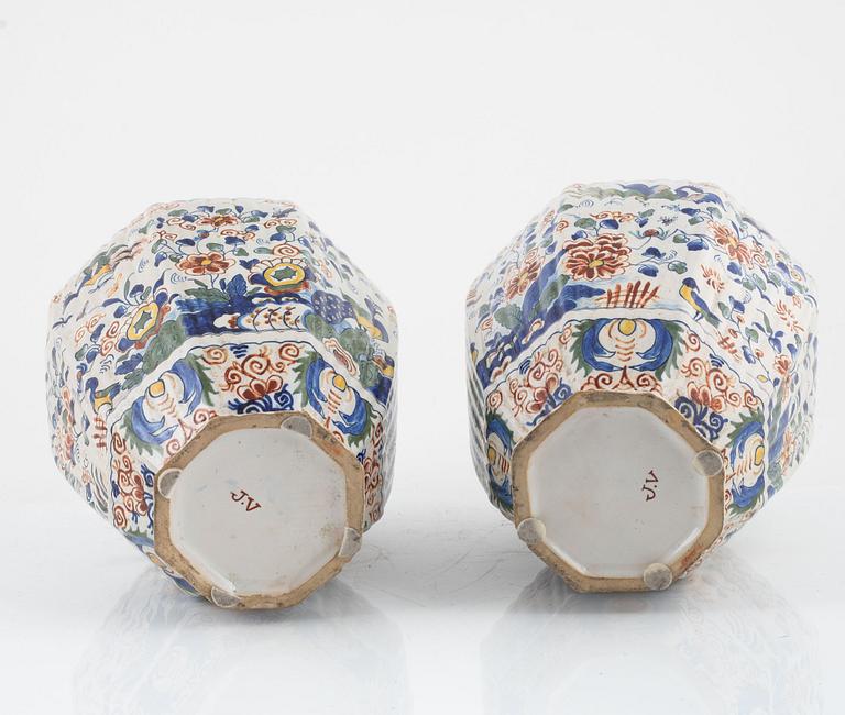 Urnor med lock, ett par, fajans, Holland, 1800/1900-tal.