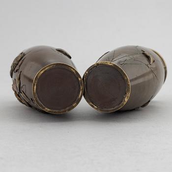 Vaser, ett par, brons, Japan, Meiji (1868-1912).