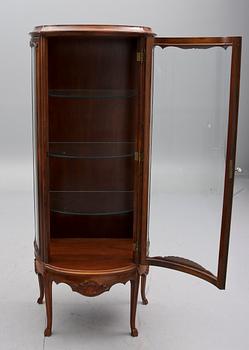 VITRINSKÅP, rokokostil, 1900-tal.