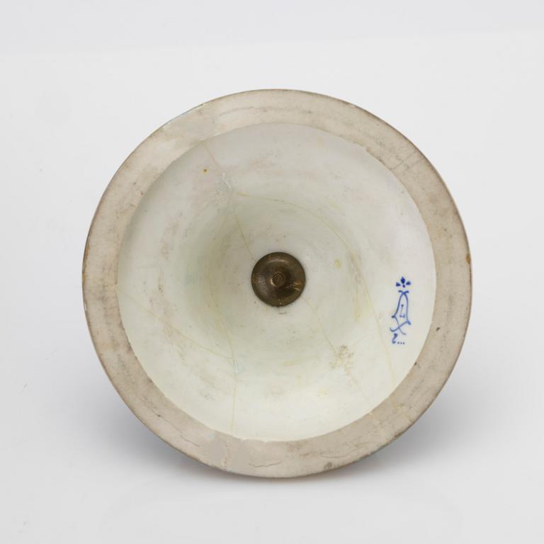 Urna med lock, porslin, Sevres-liknande märkning, omkring år 1900.