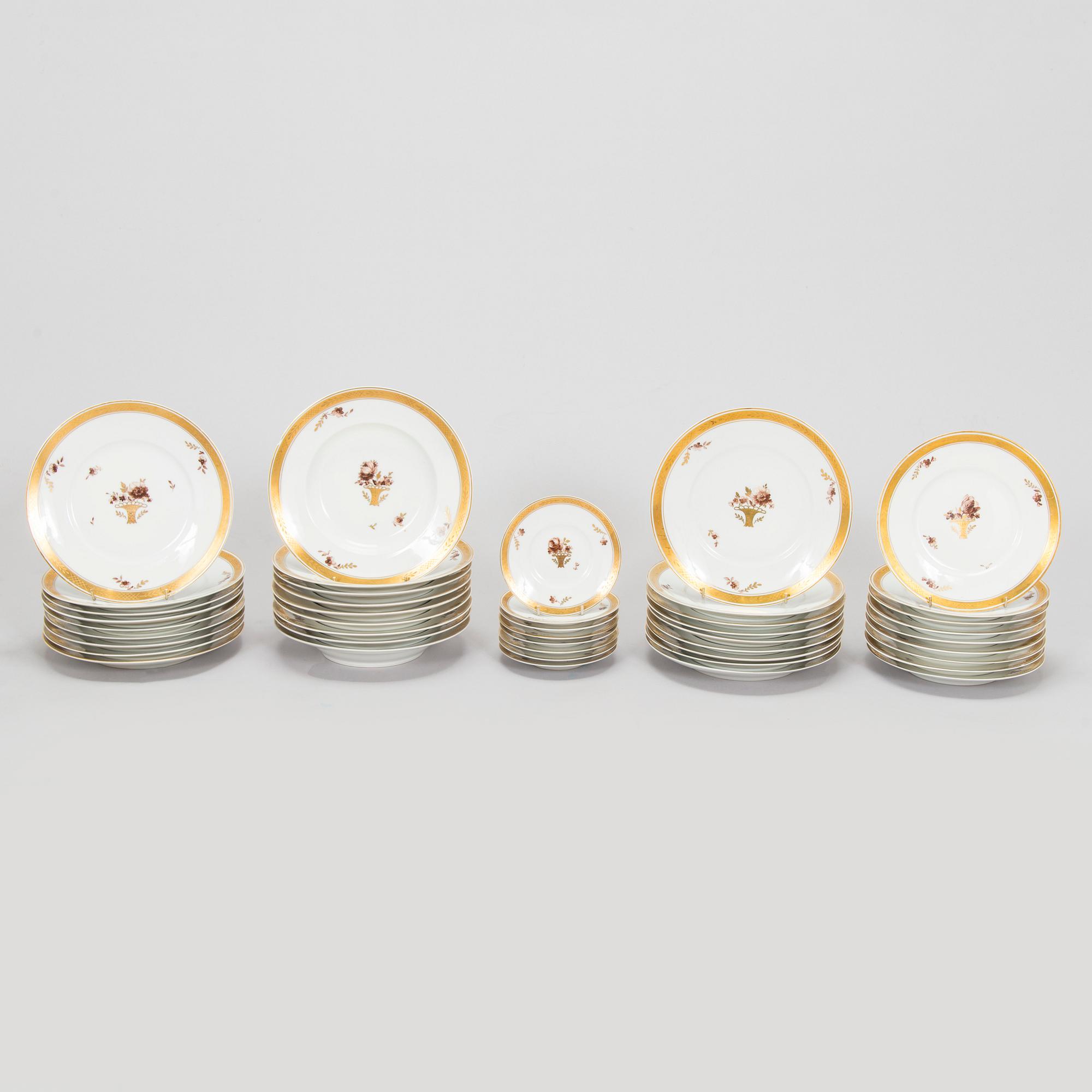 Royal Copenhagen, ruoka-astiasto, 55 osaa, posliinia, "Golden basket" Tanska.