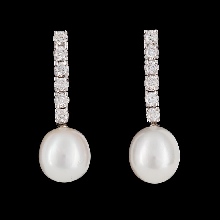 EARRINGS, brilliant cut diamonds, tot. 1.20 cts and cultured fresh water pearls.