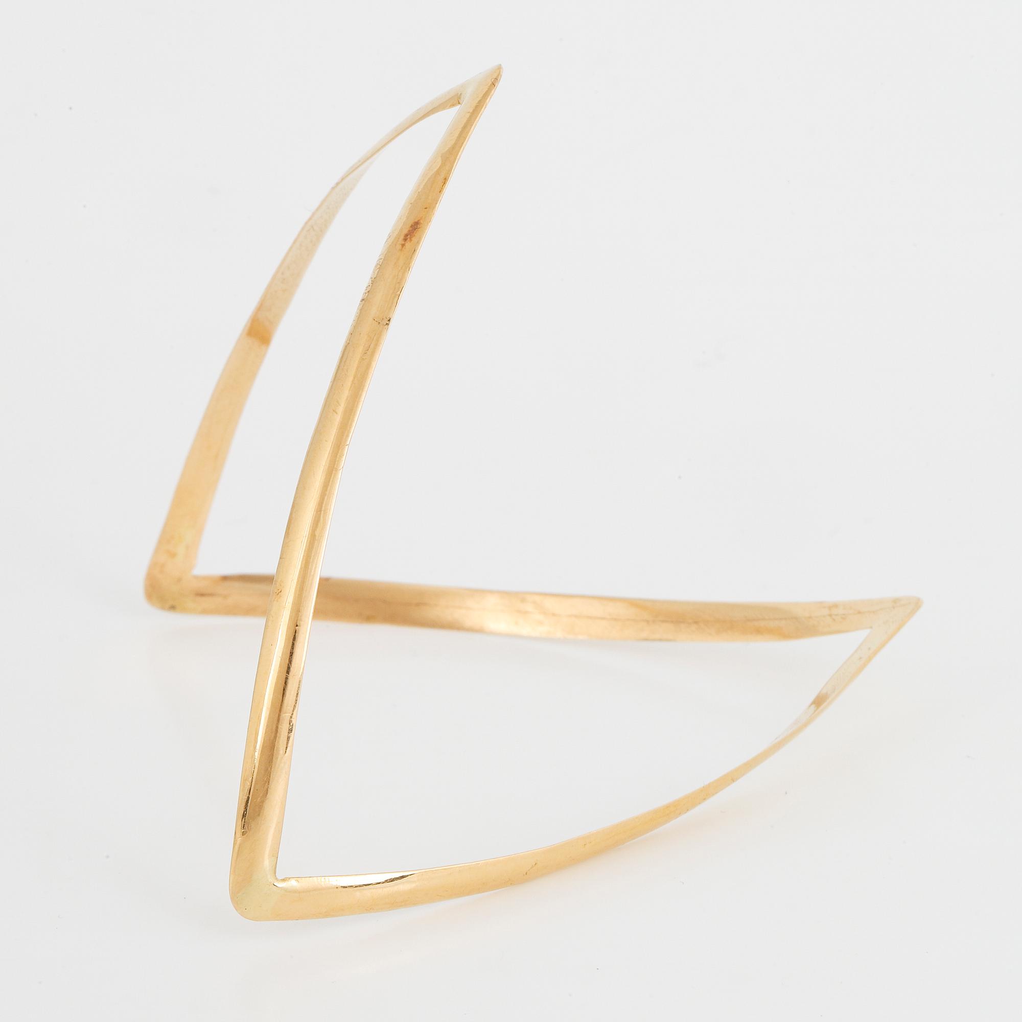 An 18K gold bangle.