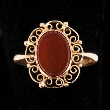 RING, guld 14K, karneol, Helsingfors 1949. Tot. vikt 3 g.