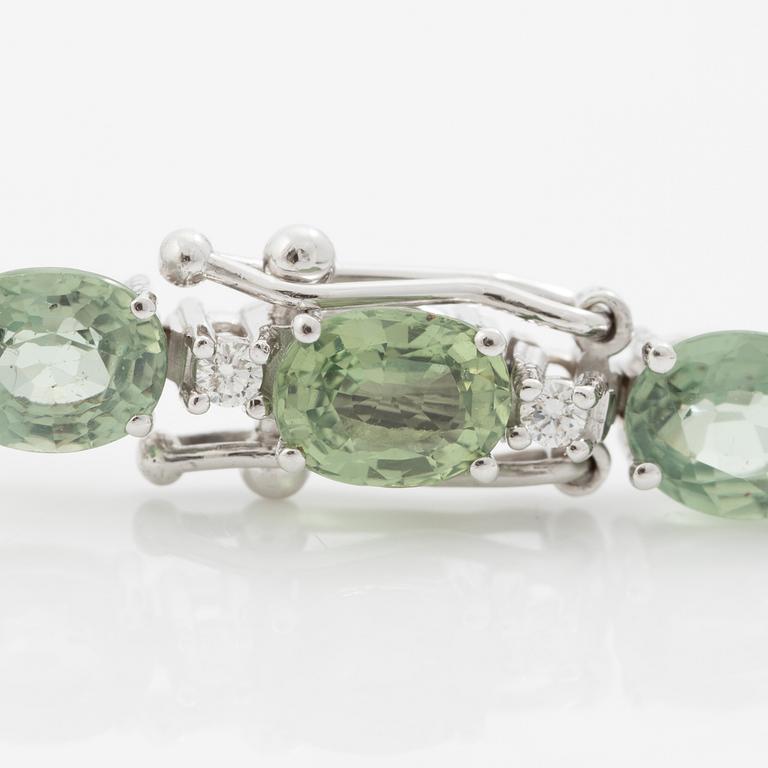 Bracelet 18K white gold with green sapphires and brilliant-cut diamonds.