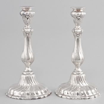 LJUSSTAKAR, ett par, silver, rokokostil, Tyskland, omkring 1900-talets mitt.