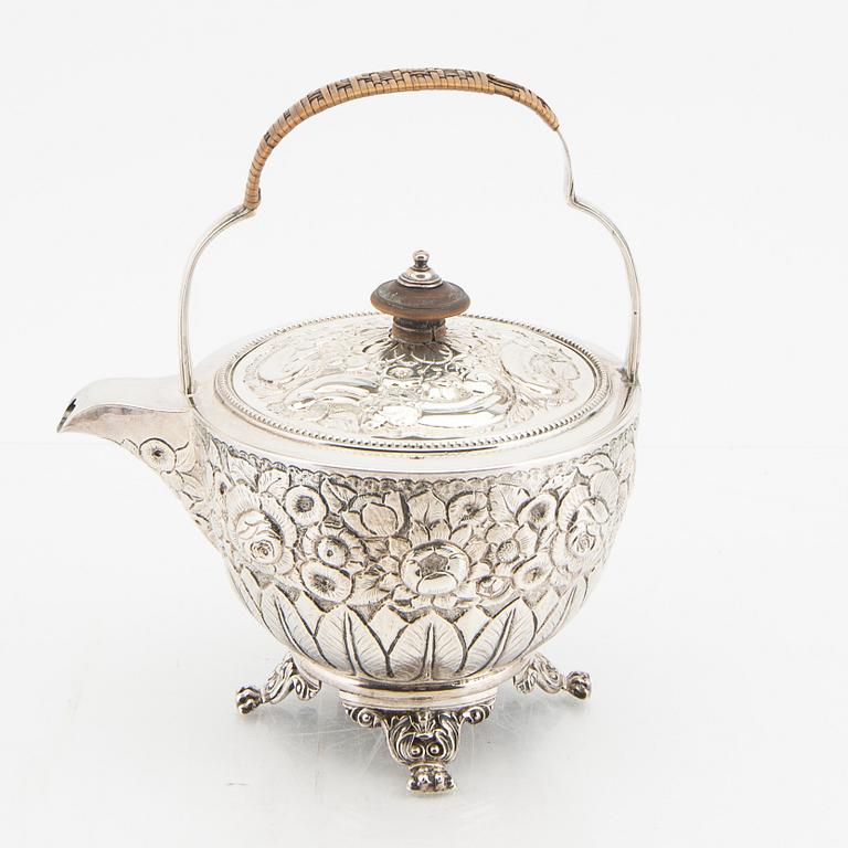 An English 18th century silver tea pot mark of Andrew Fogelberg & Stephan Gilbert, London 1781-82, weight 486 grams.