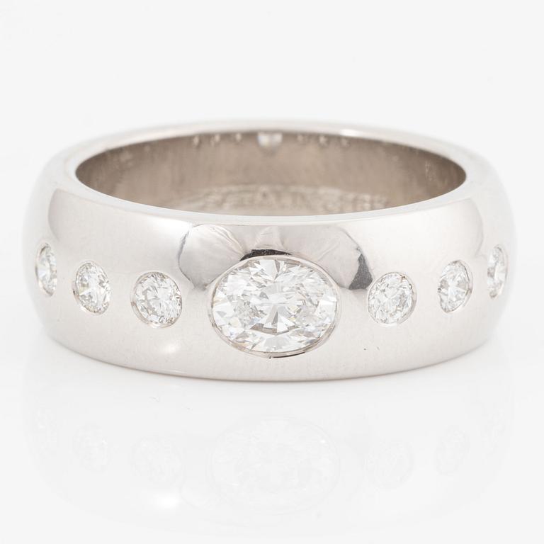 Ring, Schalins, 18K vitguld med ovalslipad diamant och briljantslipade diamanter.