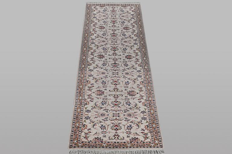 A runner carpet, Kashan, ca 380 x 86 cm.