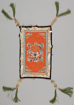 BRODERIER, 12 delar, bl.a. i siden. Kina, 1800/1900-tal.