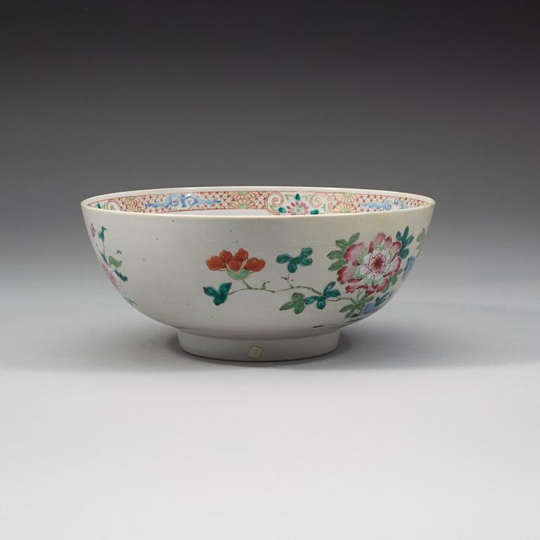A famille rose bowl, Qing dynasty, Qianlong (1736-95).