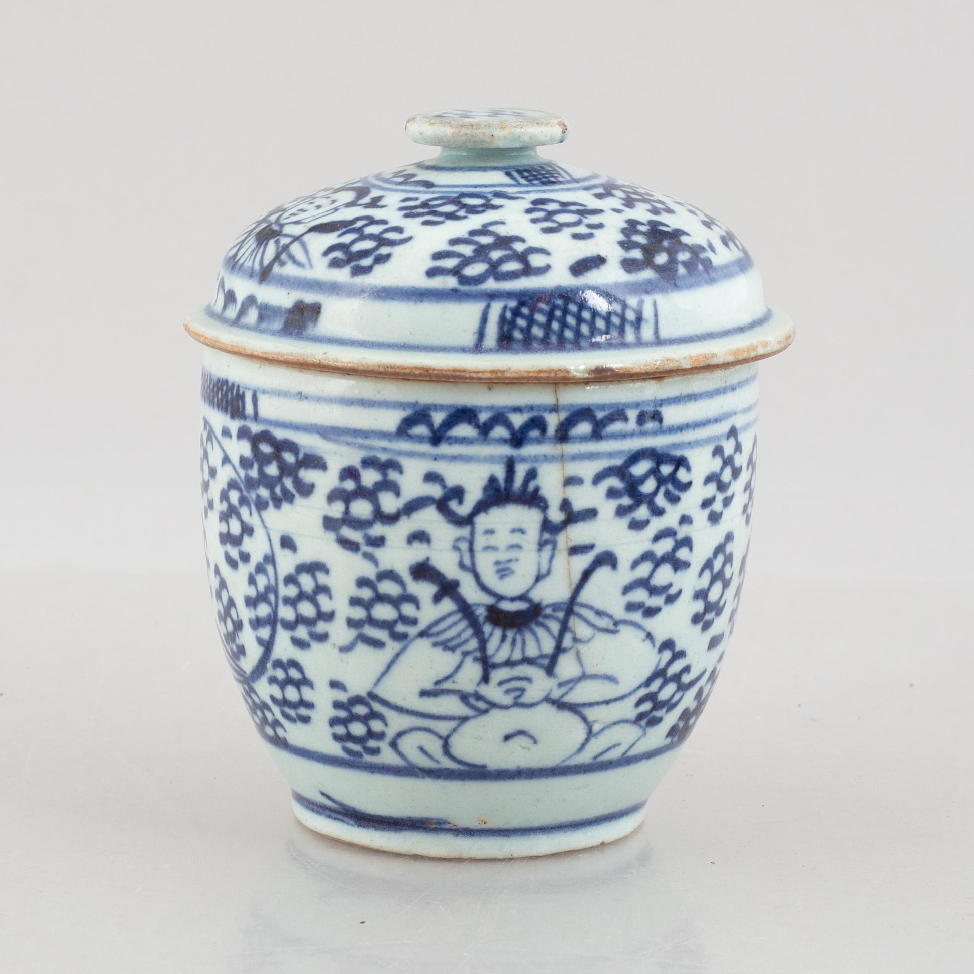 A porcelain table lamp and a box with cover, 19th/20th century.