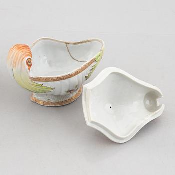 A pair of export porcelain sauce bowls with covers, China, 18th century.