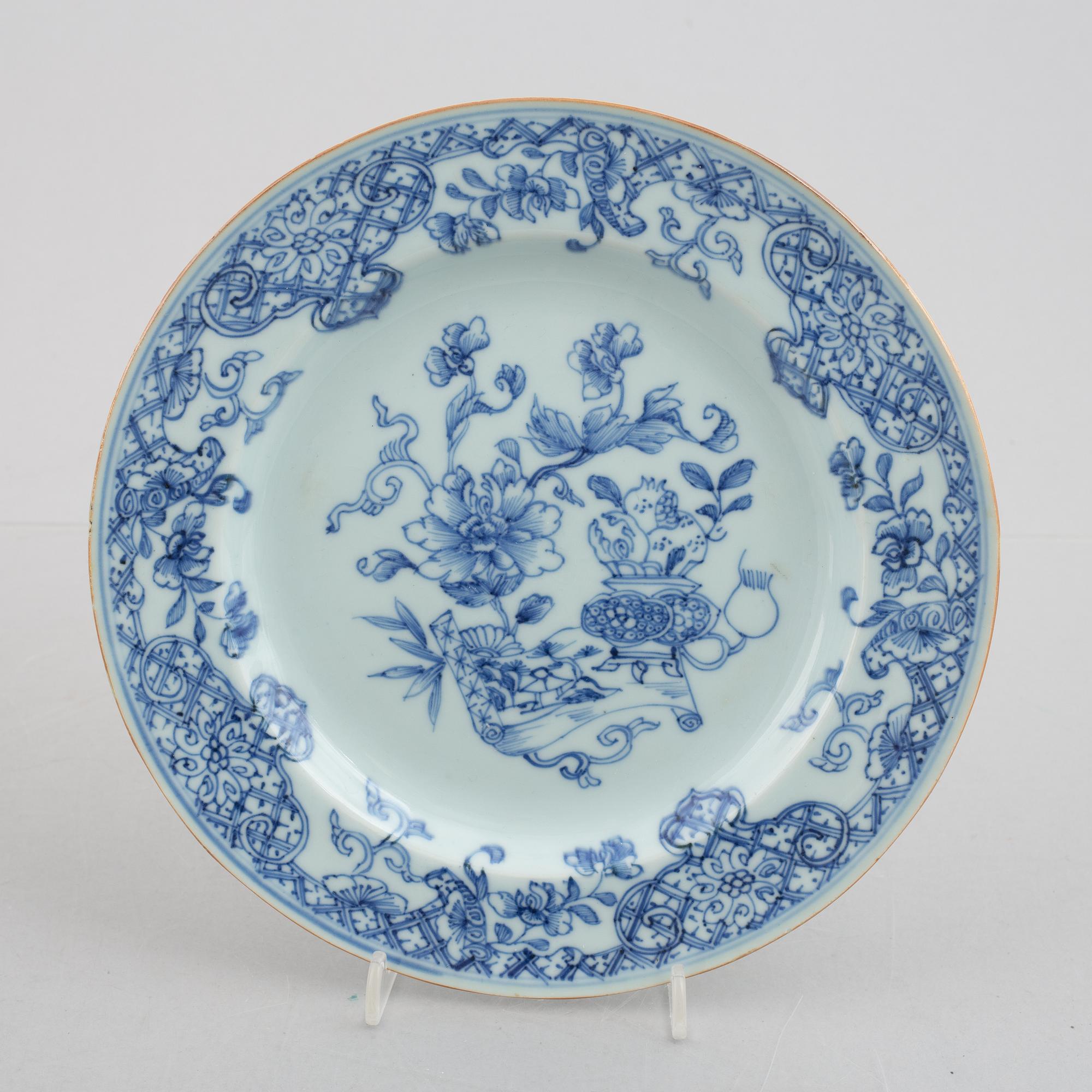 A group of four blue and white dishes and a cabaret piece, Qing dynasty, 18th century.