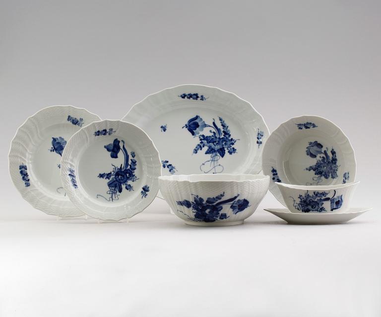 MATSERVIS, 59 delar, porslin, "Blå Blomst", Royal Copenhagen.