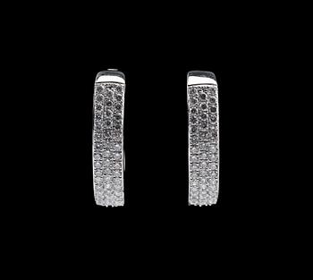 A PAIR OF EARRINGS, brilliant cut diamonds c. 0.60 ct. 18K white gold. Weight 4 g.