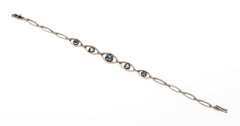 BRACELET, 2 brilliant cut diamonds and blue sapphires. Stockholm 1953.