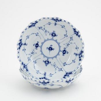 Matservis, 107 delar, porslin, "Musselmalet", Royal Copenhagen, Danmark.