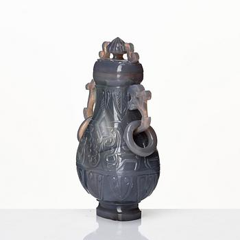 Vas med lock, möjligen agat. Kina, 1900-tal.