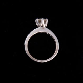 RING, 14K vitguld, briljantslipad diamant ca 0,80 ct, sidostenar tot. ca 0,20 ct. Vikt 5,9 g.