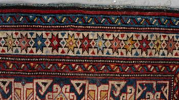 Matta, antik/semiantik Shirvan sannolikt, ca 178-180 x 125-129,5 cm (kortsidorna inklusive 2-2,5 cm "slätväv"),