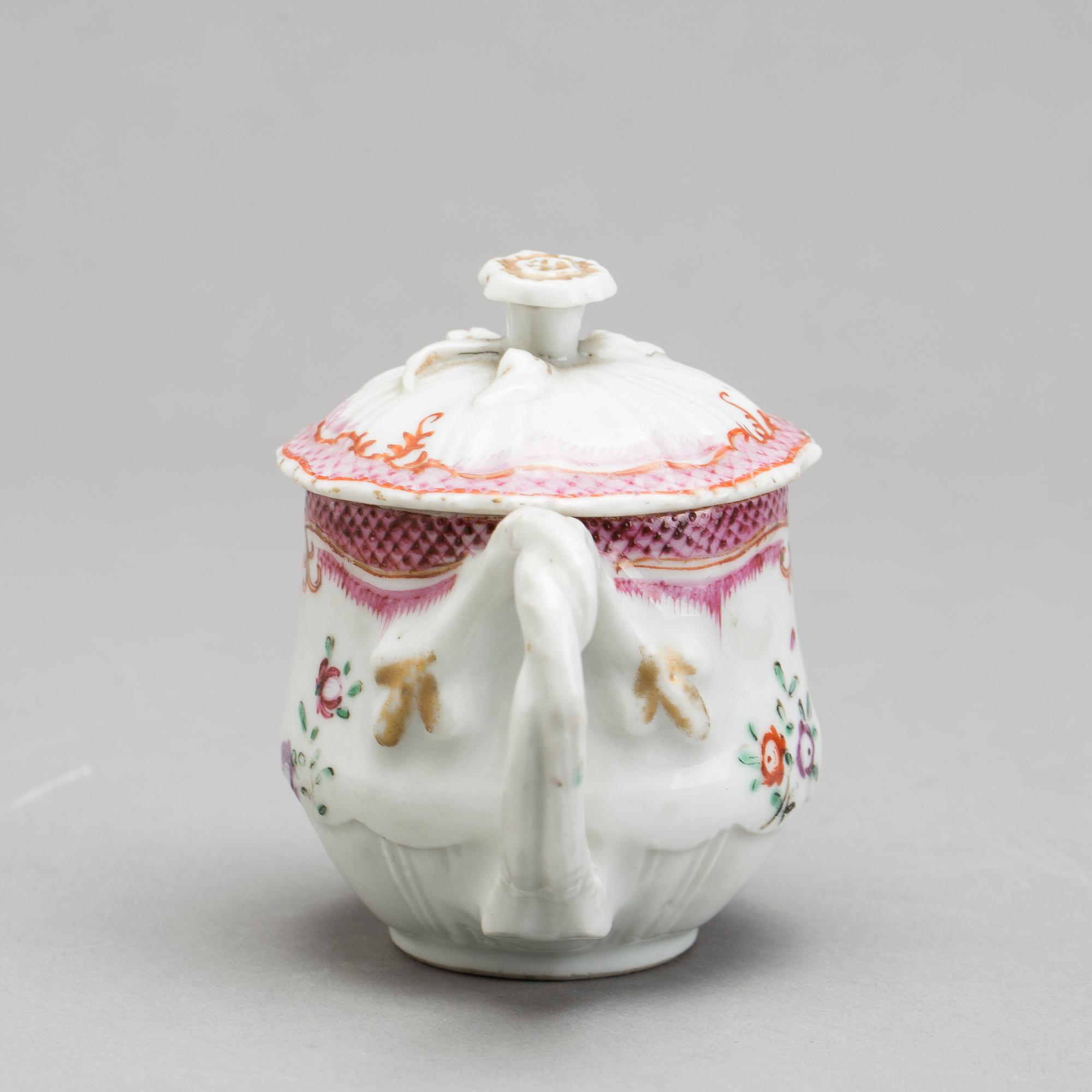 CREMEKOPP, porslin, Qingdynastin, Kina. 1700-tal.