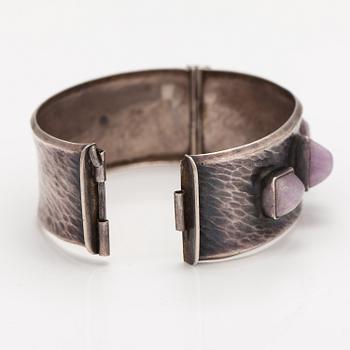 Armband, silver, ametister. Vilho Tavilehto, Tammerfors 1962.