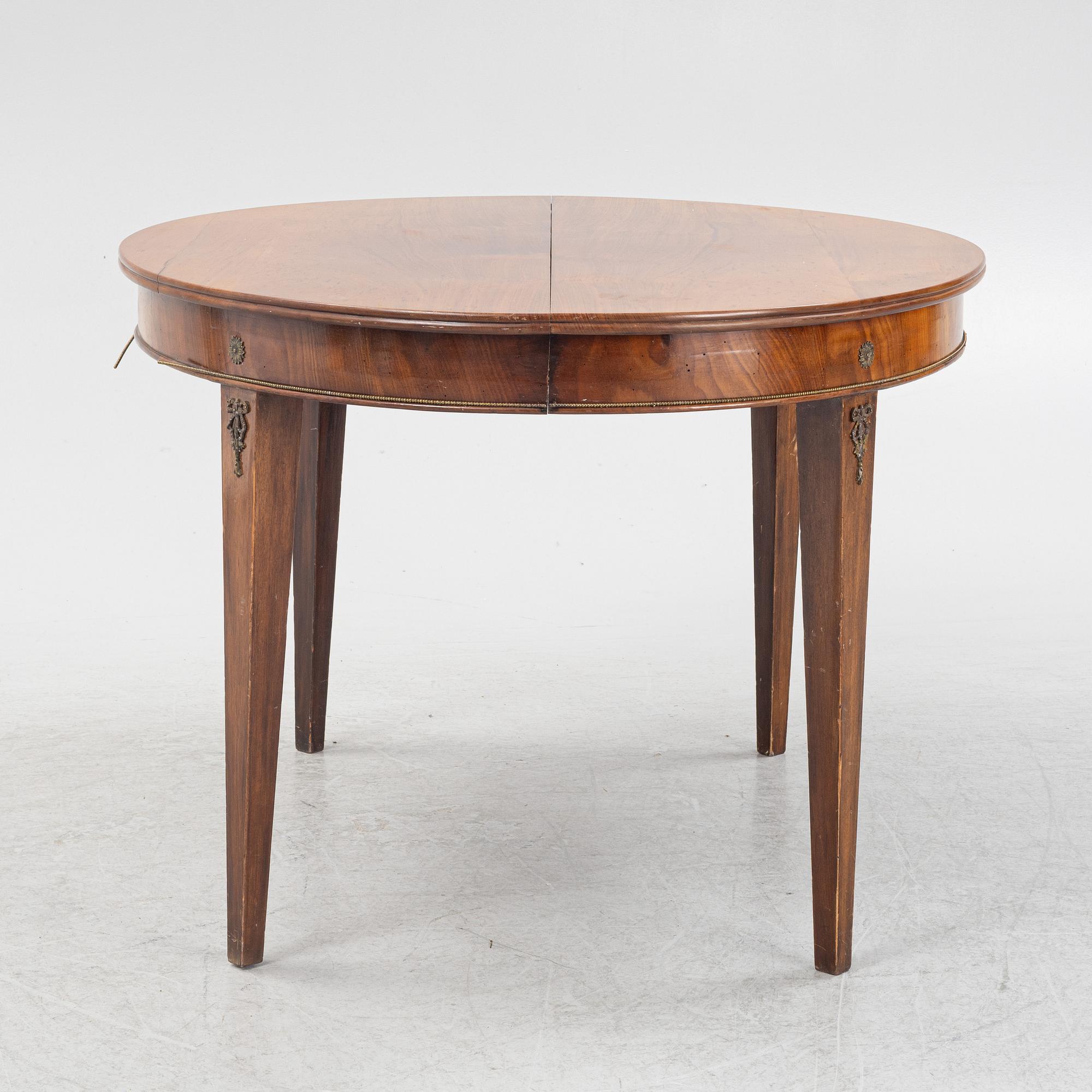 A late Gustavian dining table, 18th/19th century.