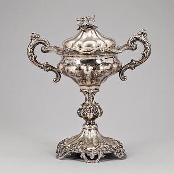 KONFEKTSKÅL, silver, nyrokoko, Stockholm 1800-talets andra hälft. Otydliga stämplar. Vikt ca 750 g.