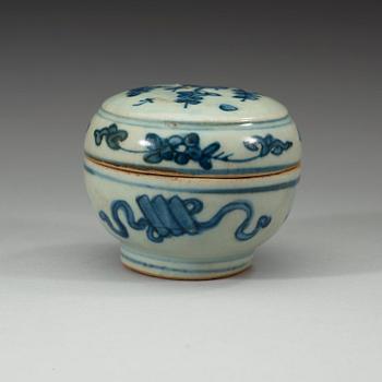 A blue and white box with cover, Ming dynasty, Wanli (1573-1619).