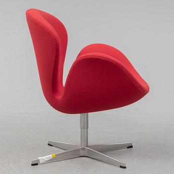 ARNE JACOBSEN, a 'Svanen' easy chair, Fritz Hansen, 2006.