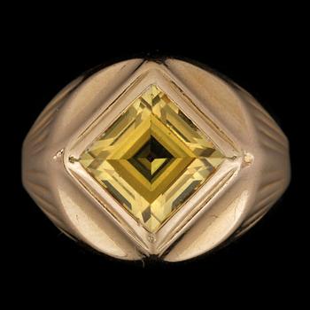 RING, 18K och troligen en fantasislipad krysoberyll, G. Dahlgren & Co, Malmö, 1957.