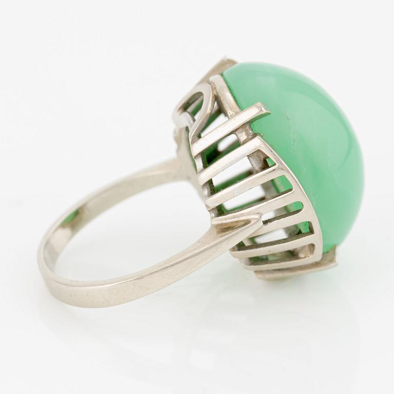 Ring, cocktail ring, 14K white gold with cabochon-cut chrysoprase.