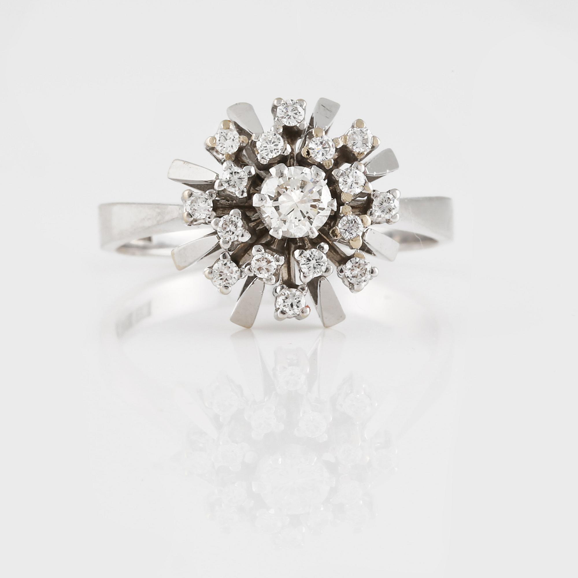RING, 18K vitguld med  17 briljantslipade diamanter 0.54 ct, Ahlen & Samuelson, Stockholm, 1973. Vikt 6,8 gram.
