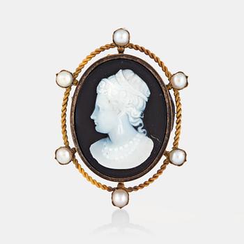 1059. A hard stone cameo brooch in 18K gold set with pearls.