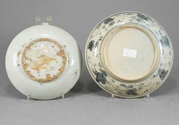 TALLRIKAR, ett par, porslin, Kina, varav en Ming (1368–1644) samt en Qing dynastin, 1800-tal.
