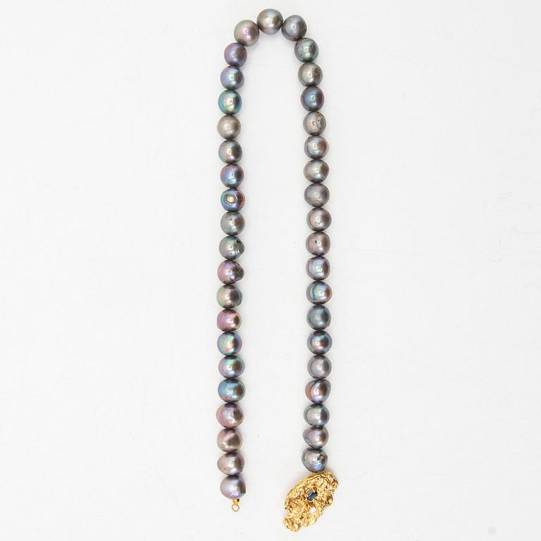 Elon Arenhill, collier, odlade pärlor och hänge i 18k guld med safir och diamant.