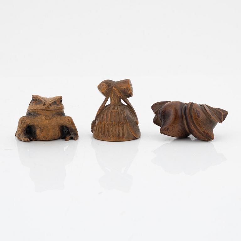 Figuriner / netsuke, tre stycken, trä, Japan 1800-/1900-tal.